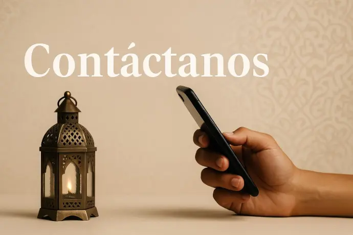 Persona sosteniendo un teléfono móvil para contactar